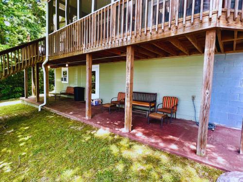 Κήπος έξω από το Serenity View Lakeside Retreat on Lake Murray, SC