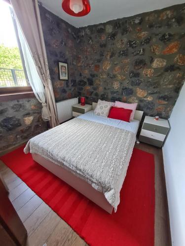 パライオス・アギオス・アタナシオスにあるMountain houseのベッドルーム1室(ベッド1台、赤いラグ付)
