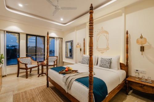 1 dormitorio con 1 cama, mesa y sillas en The Experience Resort-Lake Facing, en Udaipur