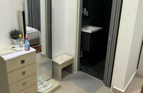 La salle de bains est pourvue d'une douche, d'un lavabo et d'un miroir. dans l'établissement Homestay Durian Belanda, à Jertih
