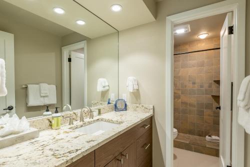 uma casa de banho com um lavatório e um espelho grande em Dollar Meadows Condo 1368 - Sunny with Access to Sun Valley Resort Pool em Sun Valley