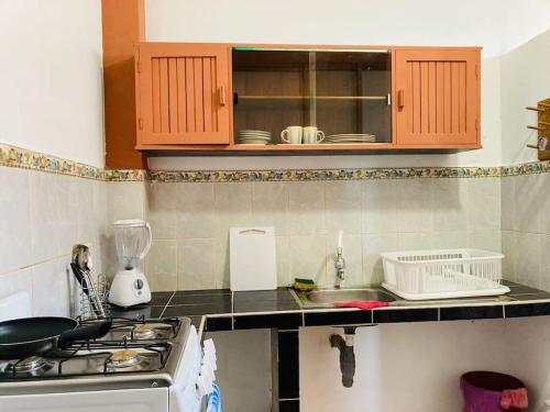 a kitchen with a stove and a counter top at Departamento acogedor listo para disfrutar in Moyobamba