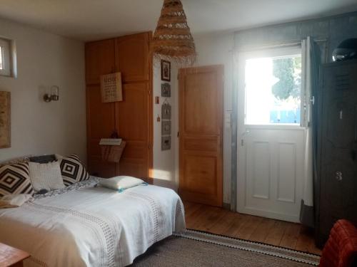 MAISON de PECHEUR LES PIEDS DANS L'EAU ET SON CABANON