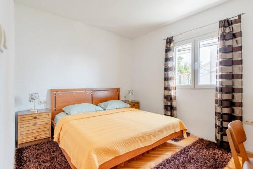 a bedroom with a bed and a window at Apartman JAM in Solin