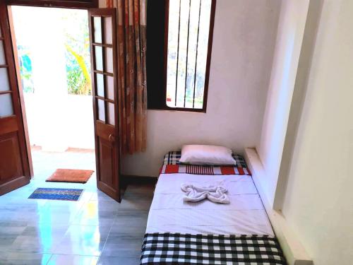 Zimmer mit 2 Betten in der Ecke eines Zimmers in der Unterkunft Green Shade Resort & Haritha Sewana Hotel in Nallathanniya