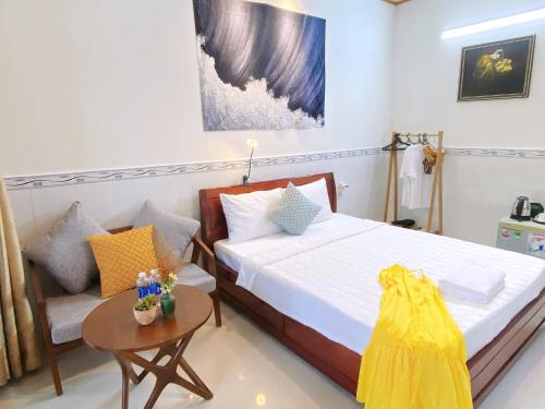 1 dormitorio con 1 cama, 1 mesa y 1 silla en Have Fun Phú Quốc en Phu Quoc