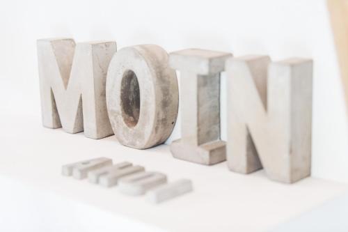 a close up of the word mum spelled out in wood at Casa Ueberall in Fehmarn