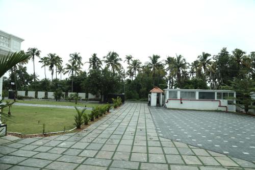 Jardín al aire libre en MARIYALAYAM MUNROE ISLAND RESIDENCY