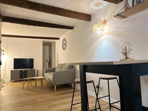 - un salon avec un canapé et une table dans l'établissement COCON CENTRAL - Cathédrale & Castillet - Parking Gratuit - Wifi, à Perpignan