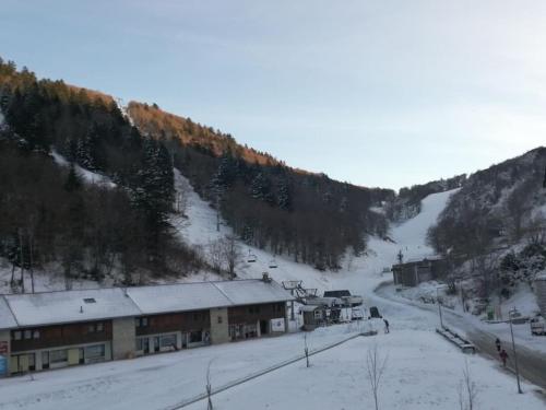 un lodge de esquí en la nieve con una montaña en petit nid montagnard, en Rousset