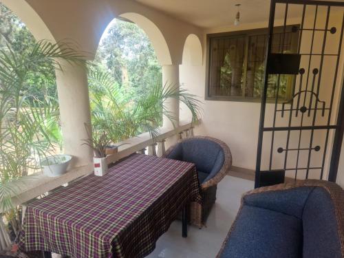 mesa y sillas en una habitación con ventana en Villa Jane, en Arusha