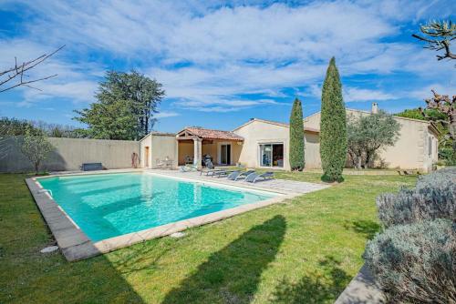 une maison avec une piscine dans une cour dans l'établissement Villa de Minna, à Robion