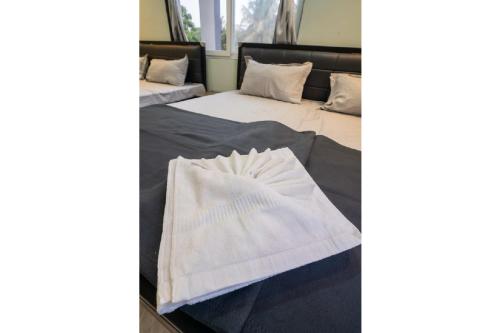 Ένα ή περισσότερα κρεβάτια σε δωμάτιο στο SAI 4BHK VILLA ALIBAUG