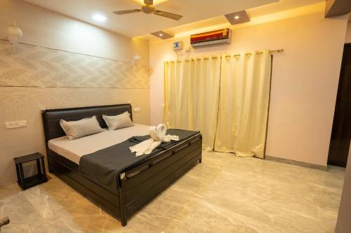 Ένα ή περισσότερα κρεβάτια σε δωμάτιο στο SAI 4BHK VILLA ALIBAUG