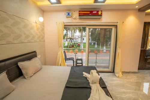 Ένα ή περισσότερα κρεβάτια σε δωμάτιο στο SAI 4BHK VILLA ALIBAUG