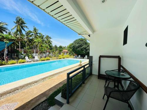 balcone con vista sulla piscina di Selectum Mangrove Resort a Panglao