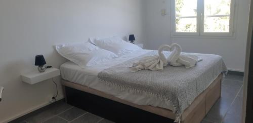 Un pat sau paturi într-o cameră la AU PANORAMA 1 chambre