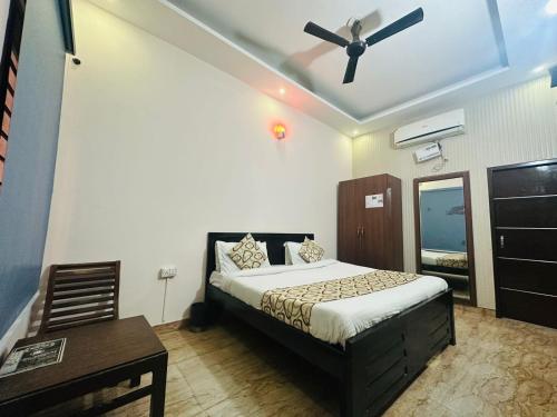Zirakpur的住宿－Hotel Sunkriti Resort，一间卧室配有一张床和吊扇