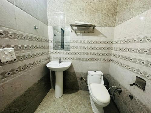 Zirakpur的住宿－Hotel Sunkriti Resort，一间带卫生间和水槽的浴室