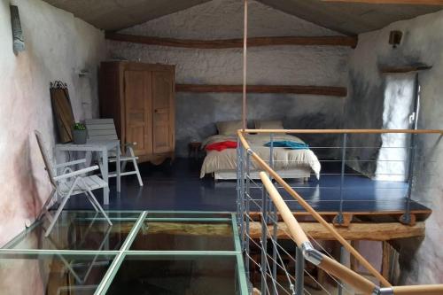 una camera con un letto e un pavimento in vetro di Les papillons a Agnat