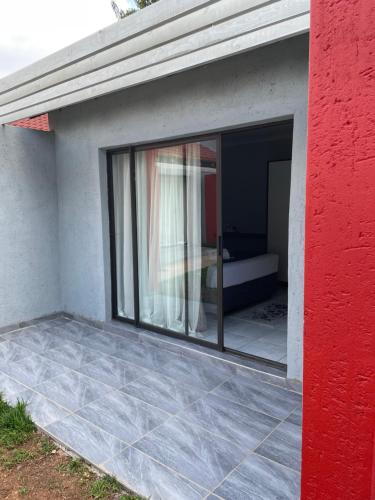 Bangunan di mana terletaknya rumah tamu ini