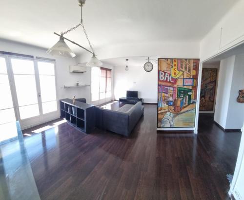 un grand salon avec un canapé et une table dans l'établissement Appartement 4 couchages Marseille 13010 proche vélodrome, à Marseille