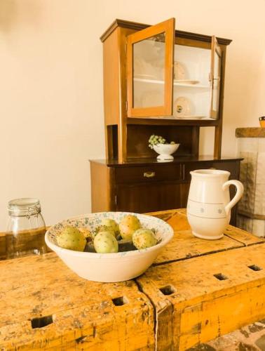 una ciotola di patate seduta sopra un tavolo di legno di Maison Li Signuri a Maglie