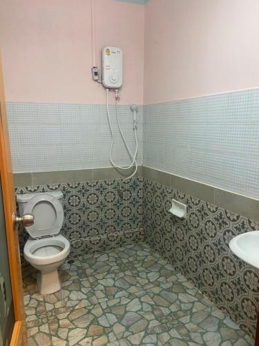 โรงแรมมวกเหล็กเกสท์อินท์ : حمام مع مرحاض ومغسلة