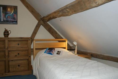 een slaapkamer met een wit bed en een houten dressoir bij Peaceful 2 bedroom self-contained Annexe in Clunton