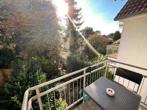 a small table on the balcony of a house at ImmoStay #2 -Moderne Wohnung mit zwei Balkonen, WLAN & Parkmöglichkeit in Stuhr