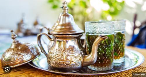 une bouilloire et deux bocaux sur une plaque dans l'établissement L’étoile de Tunis, à Boulogne-sur-Mer