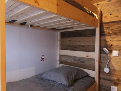 1 dormitorio con litera en una habitación con madera en Appartement Huez, 3 pièces, 6 personnes - FR-1-405-8, en L'Alpe-d'Huez