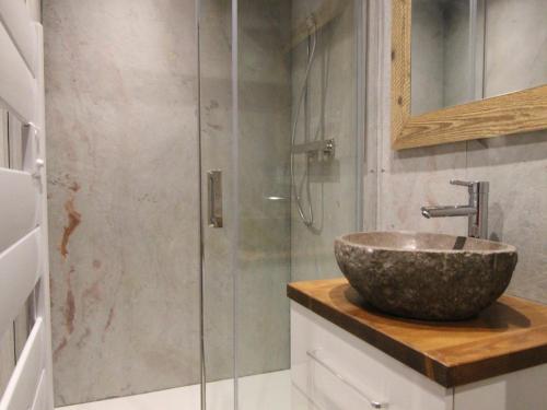 y baño con lavabo y ducha acristalada. en Appartement Huez, 3 pièces, 6 personnes - FR-1-405-8, en L'Alpe-d'Huez