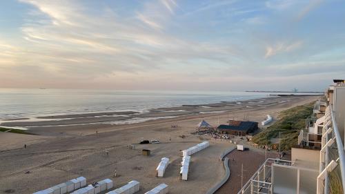 una vista aérea de una playa con edificios y el océano en Penthouse on the Belgian Coast with Sea & landscape views, en Wenduine