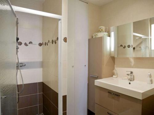 La salle de bains est pourvue d'une douche et d'un lavabo. dans l'établissement Appartement Étel, 3 pièces, 5 personnes - FR-1-479-98, à Étel