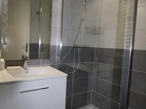 Ένα μπάνιο στο Appartement cosy 4 pers, proche télécentre, balcon - L'Alpe d'Huez - FR-1-405-25