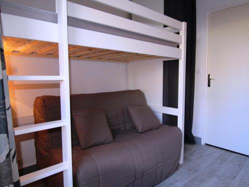 ラルプ・デュエズにあるAppartement Huez, 2 pièces, 4 personnes - FR-1-405-25の二段ベッド付きの客室のソファ
