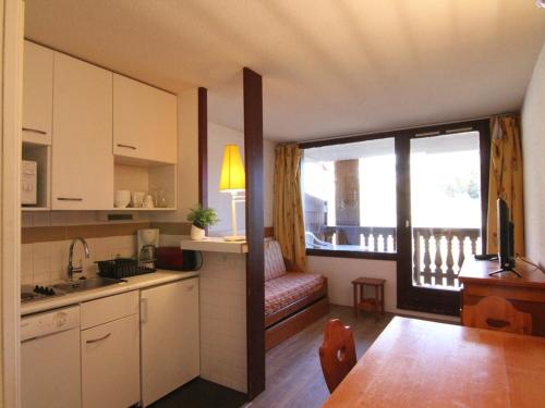 d'une cuisine et d'une salle à manger avec vue sur un balcon. dans l'établissement Appartement cosy 4 pers, proche pistes et commerces, balcon est, animaux ok, Huez - FR-1-405-155, à L'Alpe-d'Huez