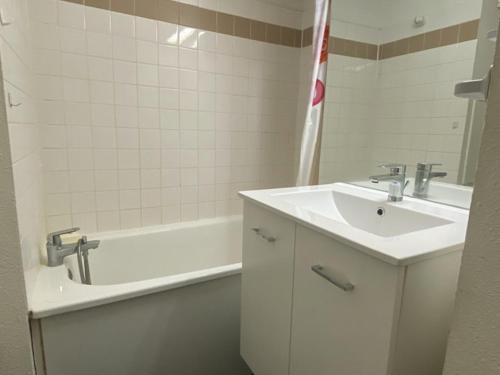 une salle de bain blanche avec un lavabo et une baignoire dans l'établissement Appartement cosy 4 pers, proche pistes et commerces, balcon est, animaux ok, Huez - FR-1-405-155, à L'Alpe-d'Huez