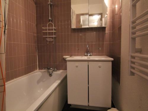 a bathroom with a sink and a tub and a toilet at Appartement Huez, 2 pièces, 6 personnes - FR-1-405-40 in L'Alpe-d'Huez