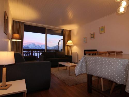 un salon avec un canapé et une table dans l'établissement Appartement confortable 8 pers avec balcon, garage fermé et retour ski - L'Alpe d'Huez - FR-1-405-131, à L'Alpe-d'Huez