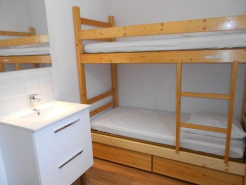 La salle de bains est pourvue de 2 lits superposés et d'un lavabo. dans l'établissement Appartement confortable 8 pers avec balcon, garage fermé et retour ski - L'Alpe d'Huez - FR-1-405-131, à L'Alpe-d'Huez