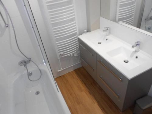 une salle de bain blanche avec un lavabo et une douche dans l'établissement Appartement confortable 8 pers avec balcon, garage fermé et retour ski - L'Alpe d'Huez - FR-1-405-131, à L'Alpe-d'Huez