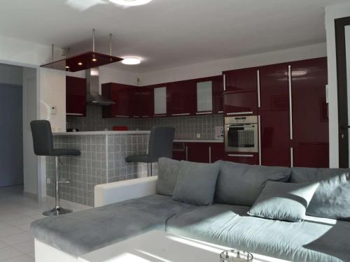 Il comprend un salon avec un canapé et une cuisine. dans l'établissement Appartement Argelès-sur-Mer, 3 pièces, 4 personnes - FR-1-225-652, à Argelès-sur-Mer