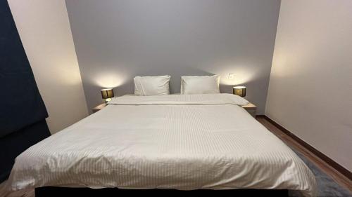 Postel nebo postele na pokoji v ubytování Dubai Marina Seaview Apartment