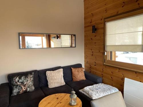 un salon avec un canapé et une table dans l'établissement Duplex 3 pièces pour 6 personnes avec balcon, WIFI à L'Alpe d'Huez - FR-1-405-229, à Huez