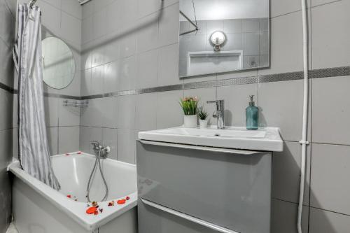 Um banheiro em Magnifique Appart Rénové Paris Métro 4pers Wifi