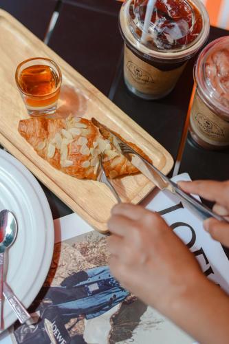 a person holding a cutting board with food on it at Sidewalk Boutique Hotel in Ko Samed