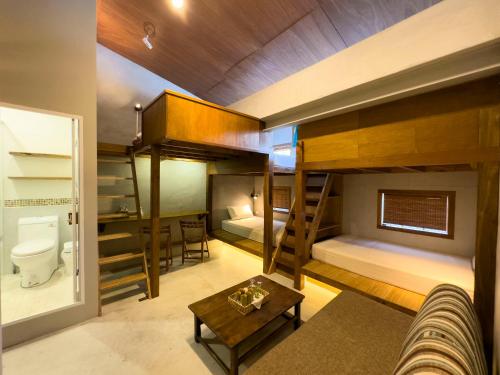 東河鄉的住宿－東河老宿舍，客房设有双层床、沙发和桌子。