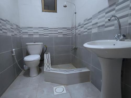 y baño con aseo y lavamanos. en Sail Alhasa Tourist Resort-Tafila en Tufailah